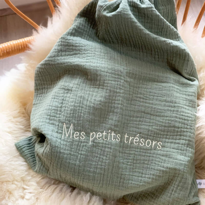 Zoom sur le pochon personnalisable en gaze de coton vert sauge