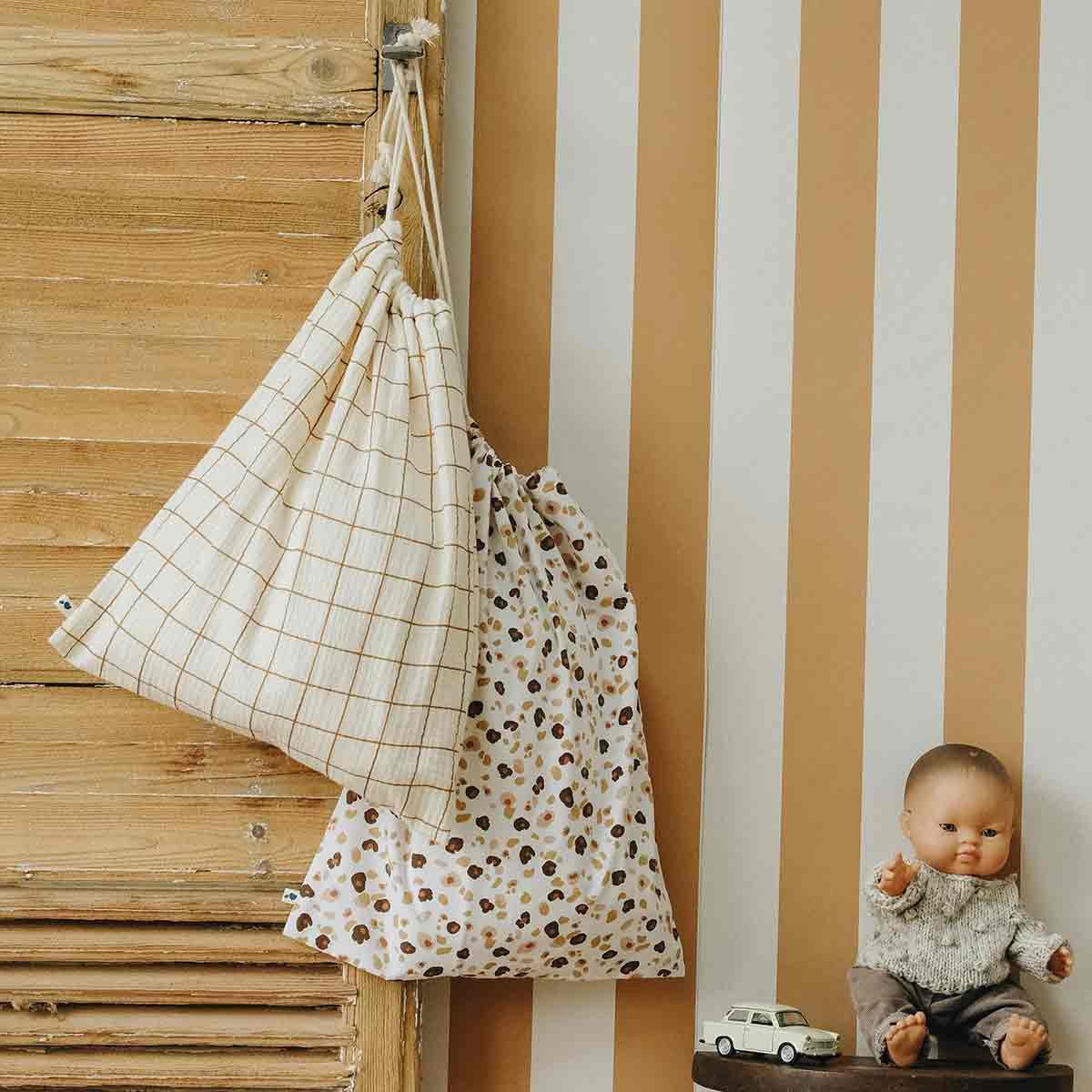 Pockets camel and leopard tile