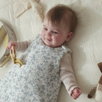 bébé dans gigoteuse toile de jouy gaze de coton

