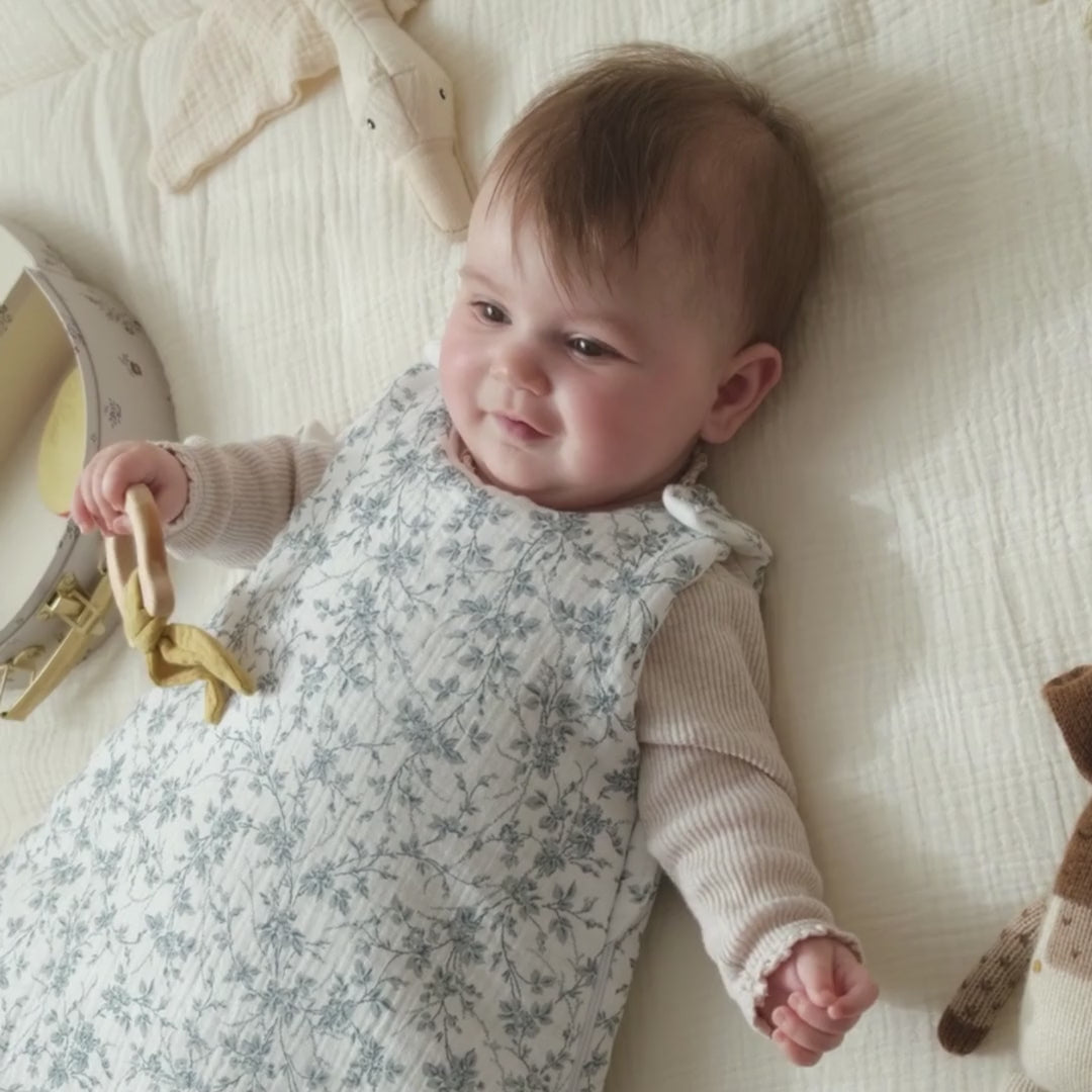 bébé dans gigoteuse toile de jouy gaze de coton

