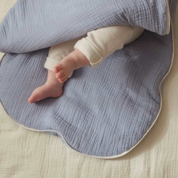 bébé dans gigoteuse gaze de coton bleu baltique