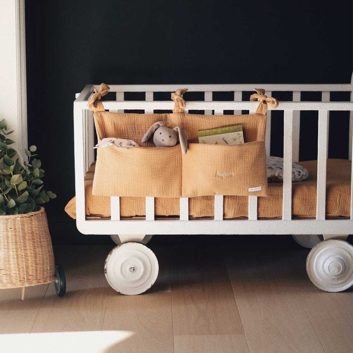 Range doudou camel sur un lit de bébé