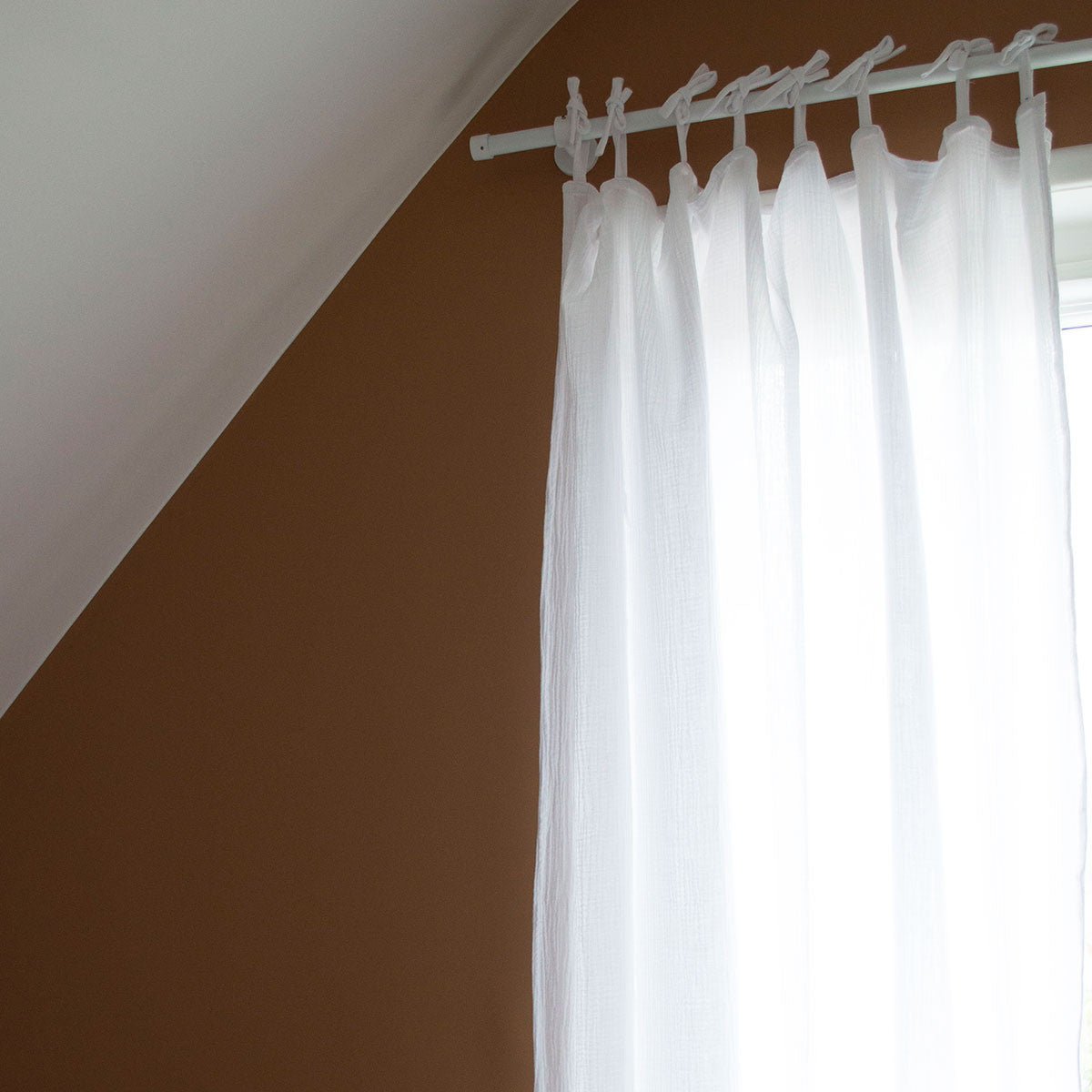 Set of 2 white knotted curtains