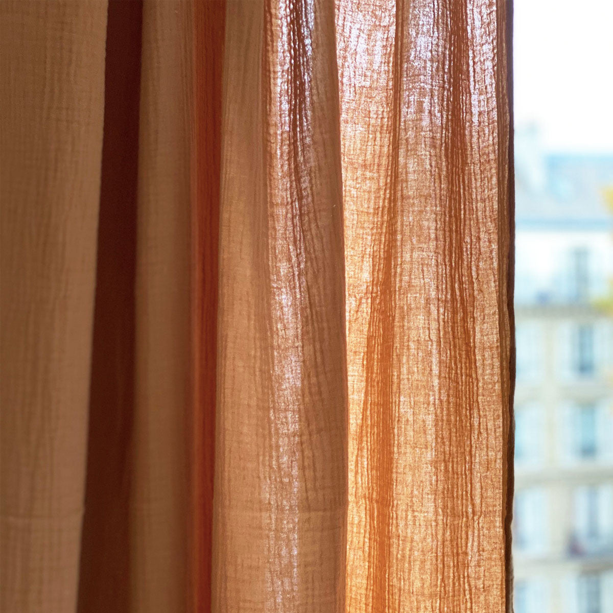 Rideau en gaze de coton camel vu de près