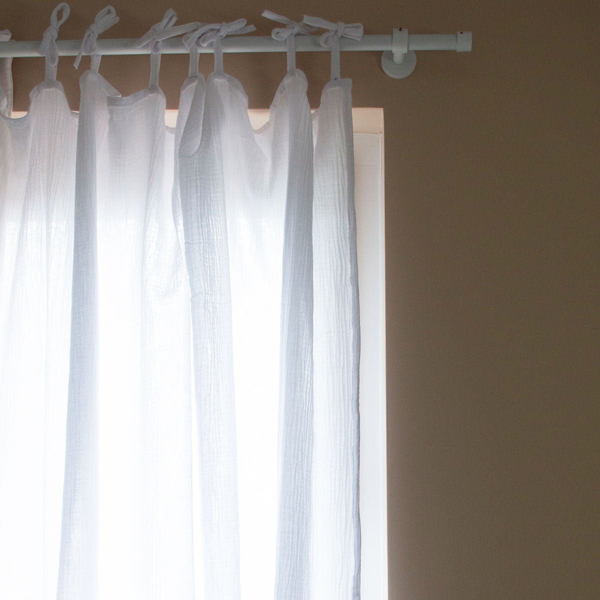 Set of 2 white knotted curtains