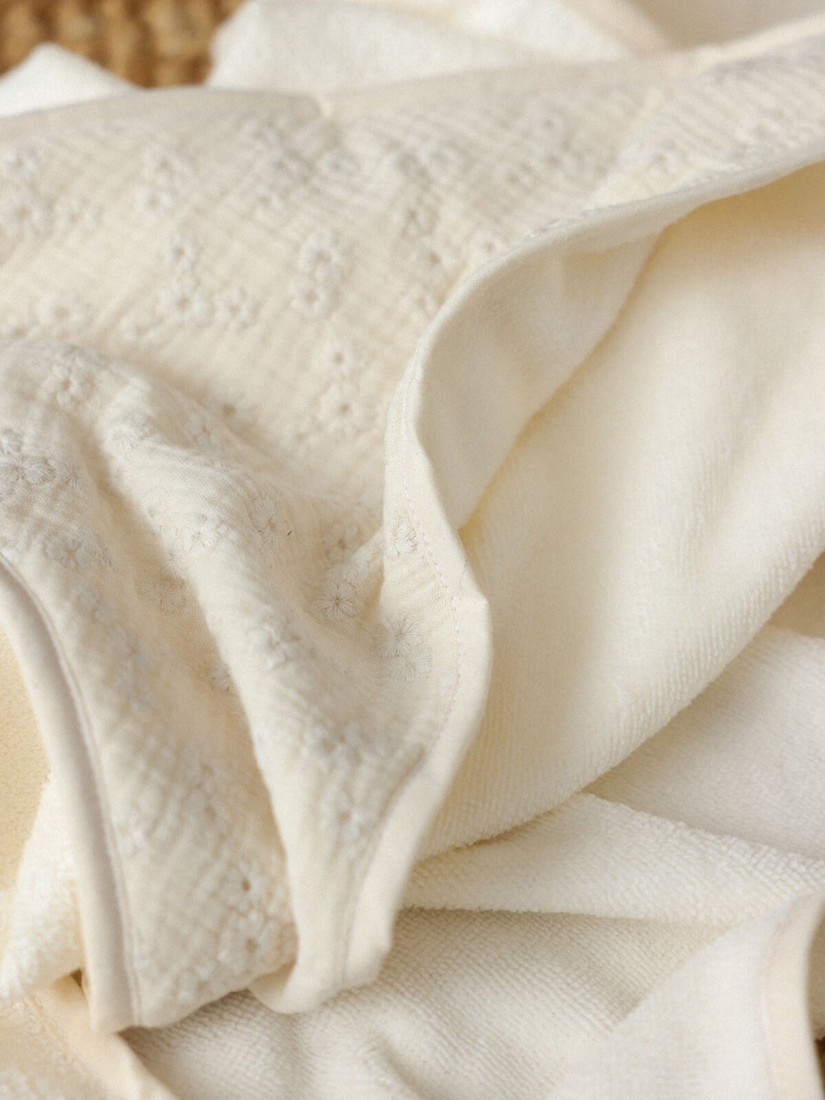 sortie de bain bébé broderies écru