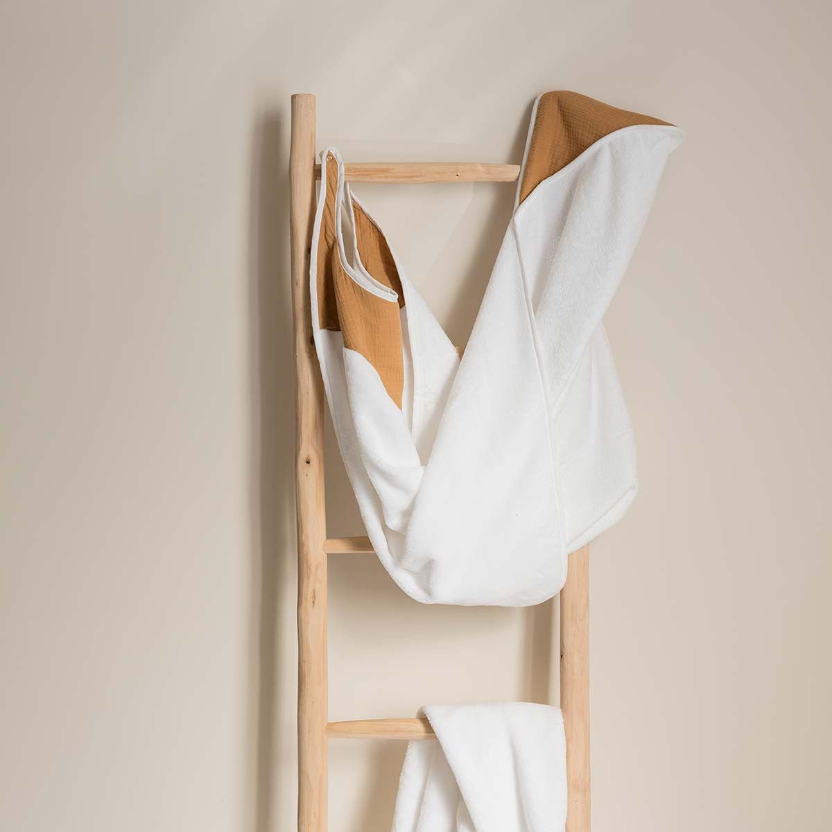Tablier de bain camel suspendu à une échelle en bois