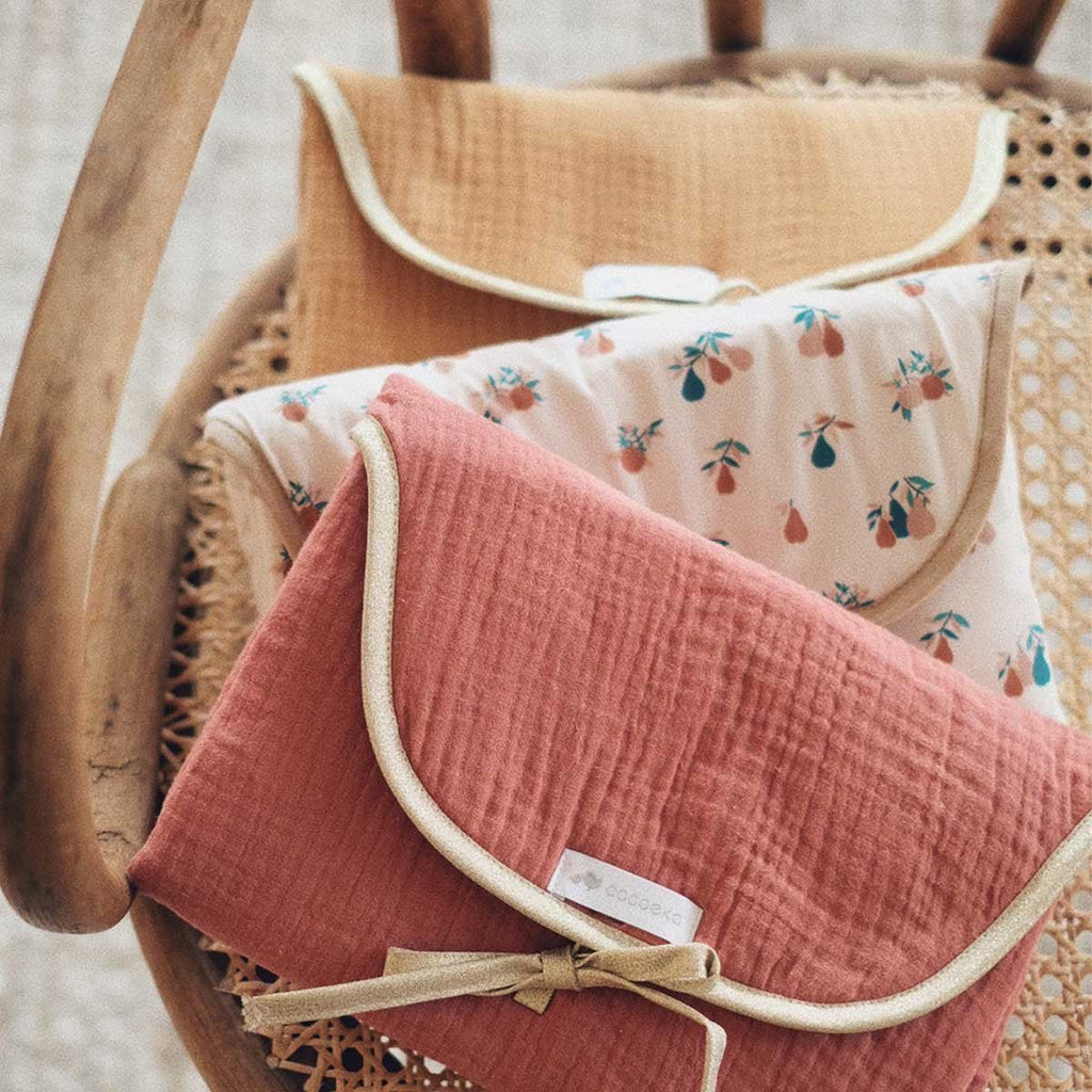 Tapis à langer nomade de plusieurs couleurs