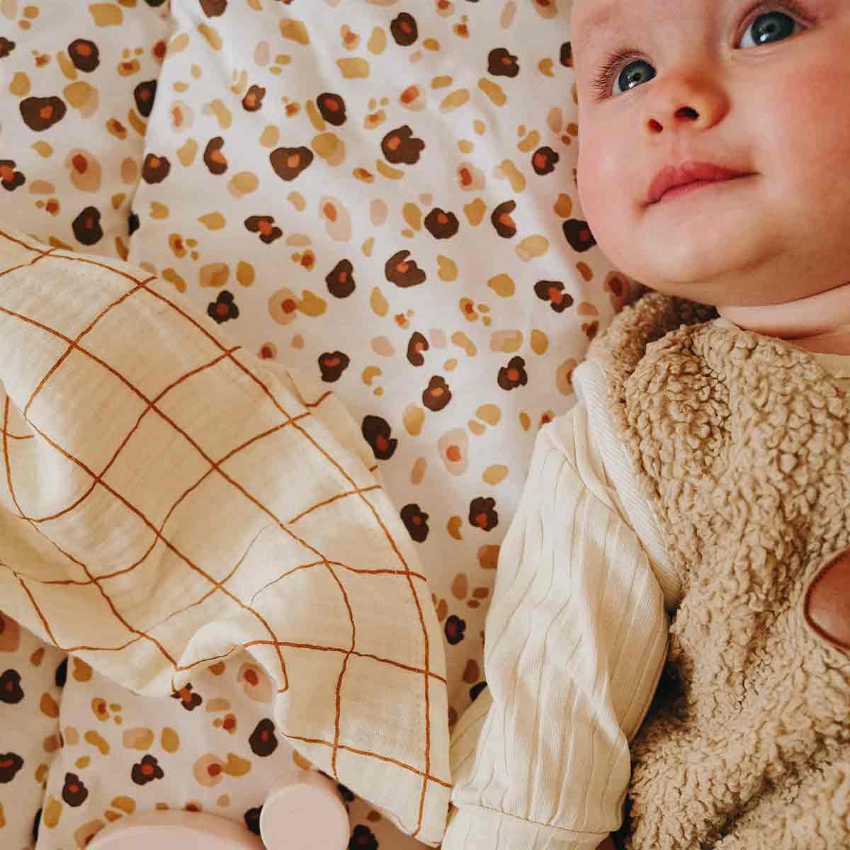 Tapis d'éveil bébé coton léopard vu de près