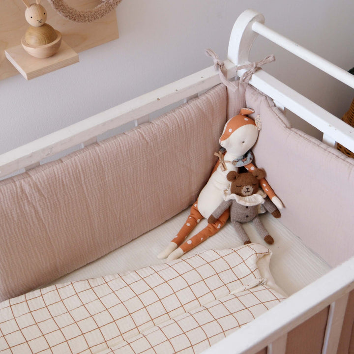 Crib bumper in beige cotton gauze