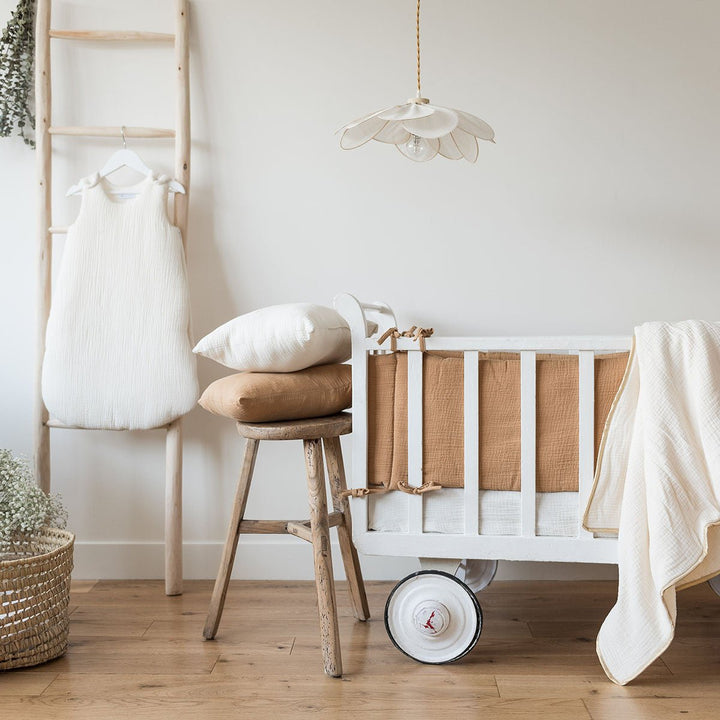 Tour de lit camel dans une chambre de bébé