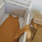 Tour de lit en gaze de coton gris clair vu de près