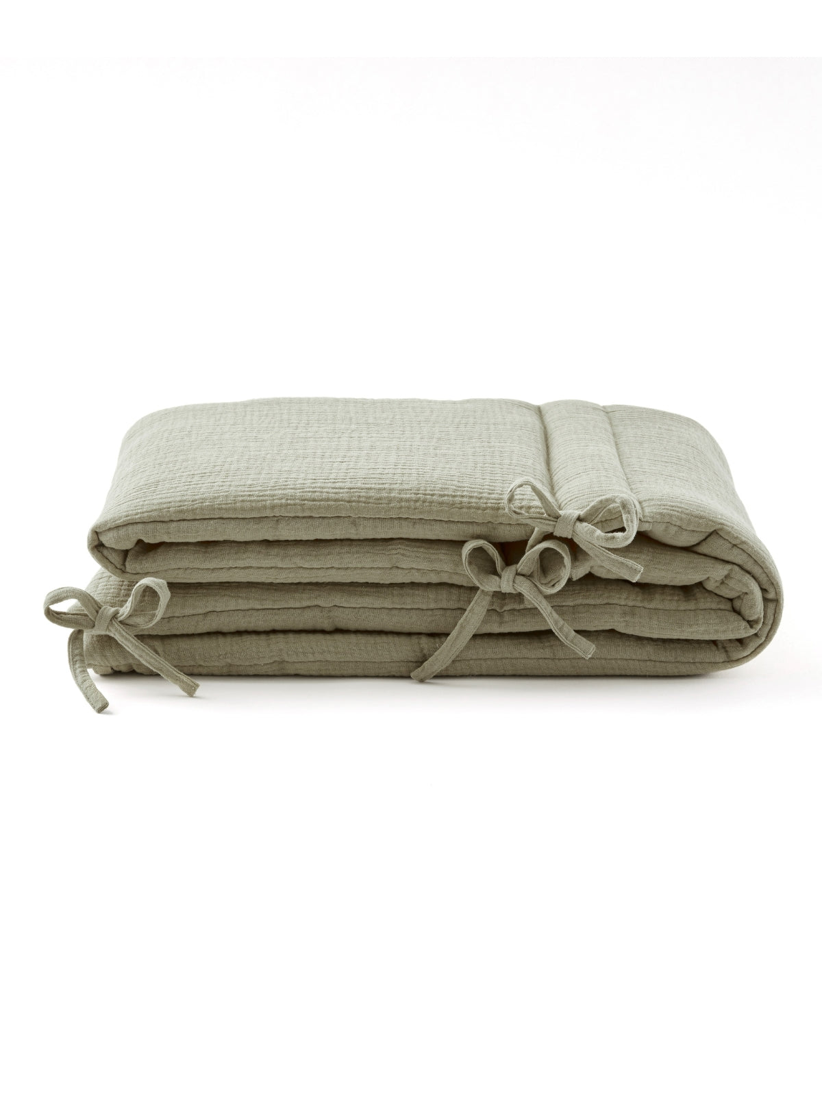 Bed bumper in sage green cotton gauze