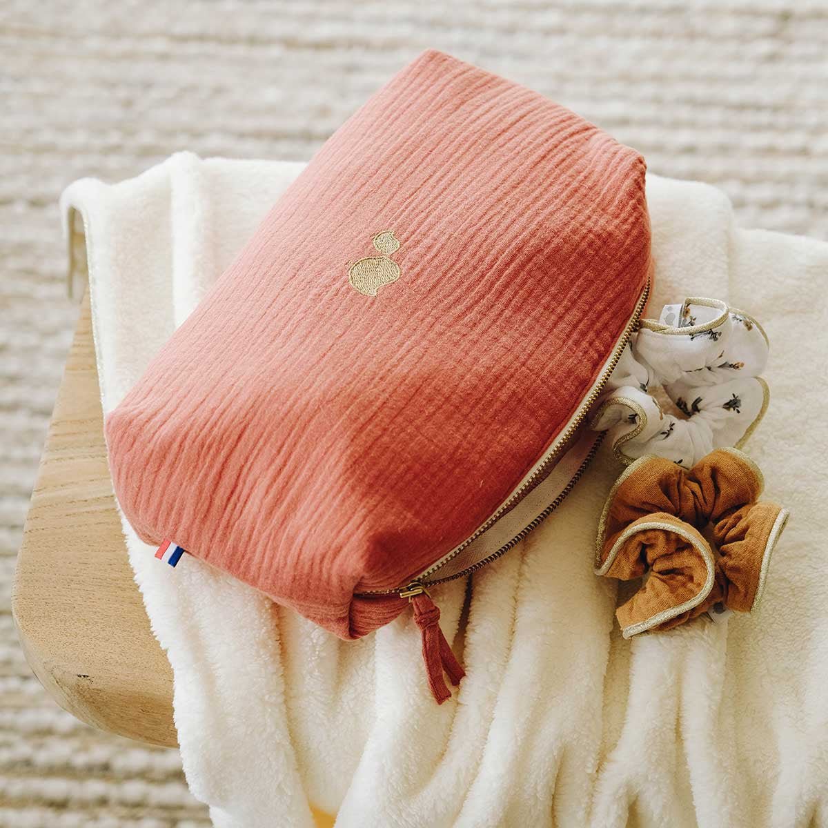 Trousse de toilette marsala vu de près