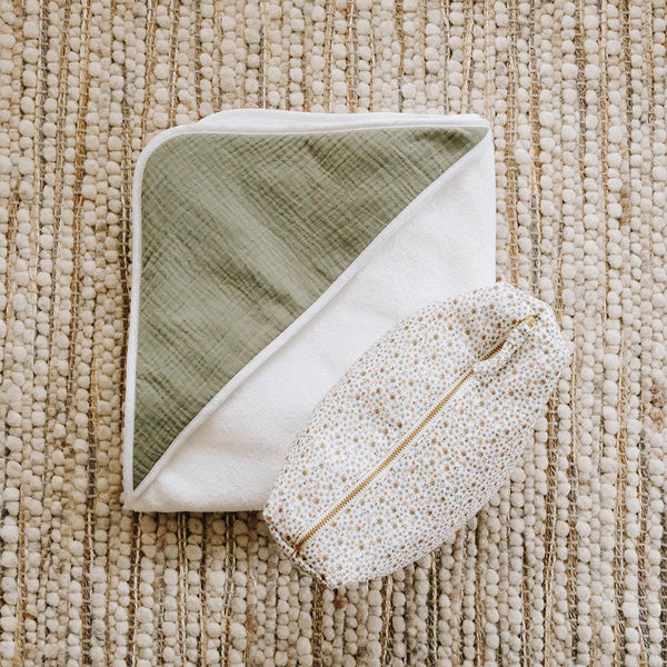 Trousseau de naissance avec une cape de bain vert sauge et une trousse de toilette fleurs fougère