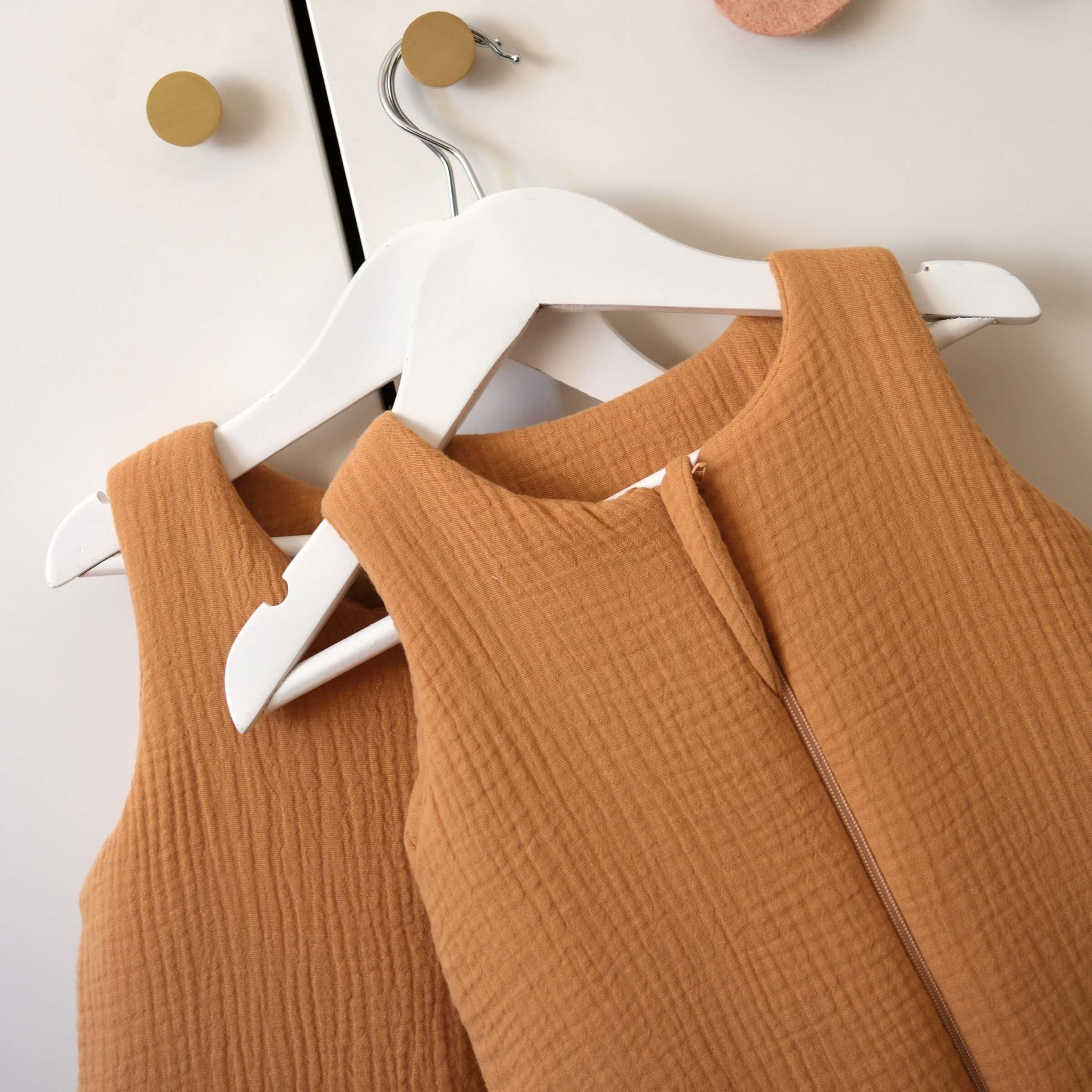 Turbulette gaze de coton camel ouverture devant