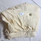 Focus sur la petite tache du drap housse écru