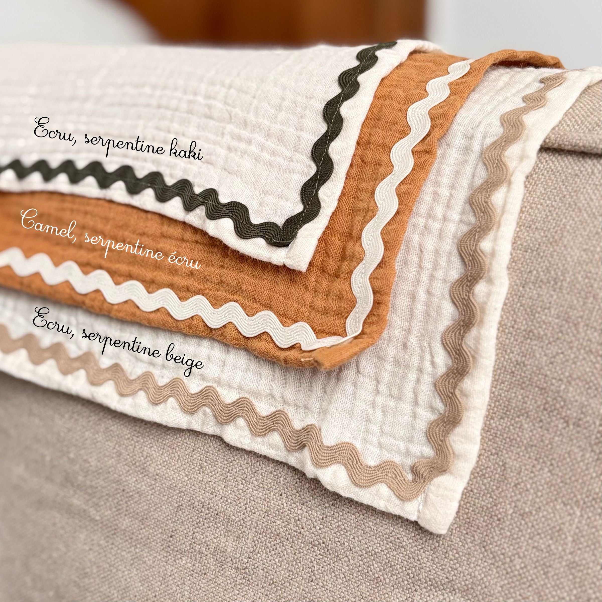 zoom on ecru and camel cotton gauze hand towels