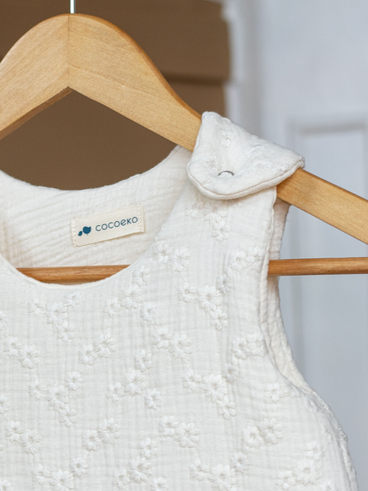 Sleep sack in cotton gauze with English embroidery tog 2 close-up view