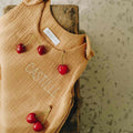 Broderie personnalisée sur une gigoteuse camel