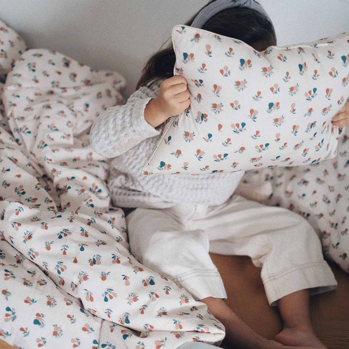 Focus on the pattern of the children's comforter cover pears
