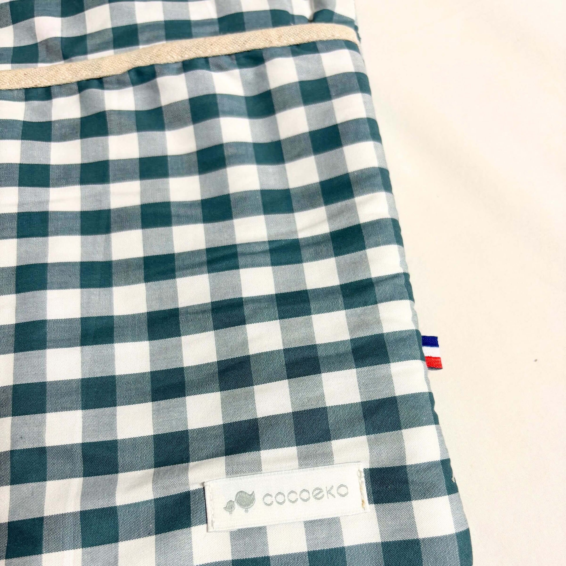 Zoom on the Vichy comforter holder